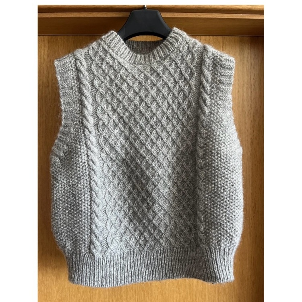 skall studio sweater vest